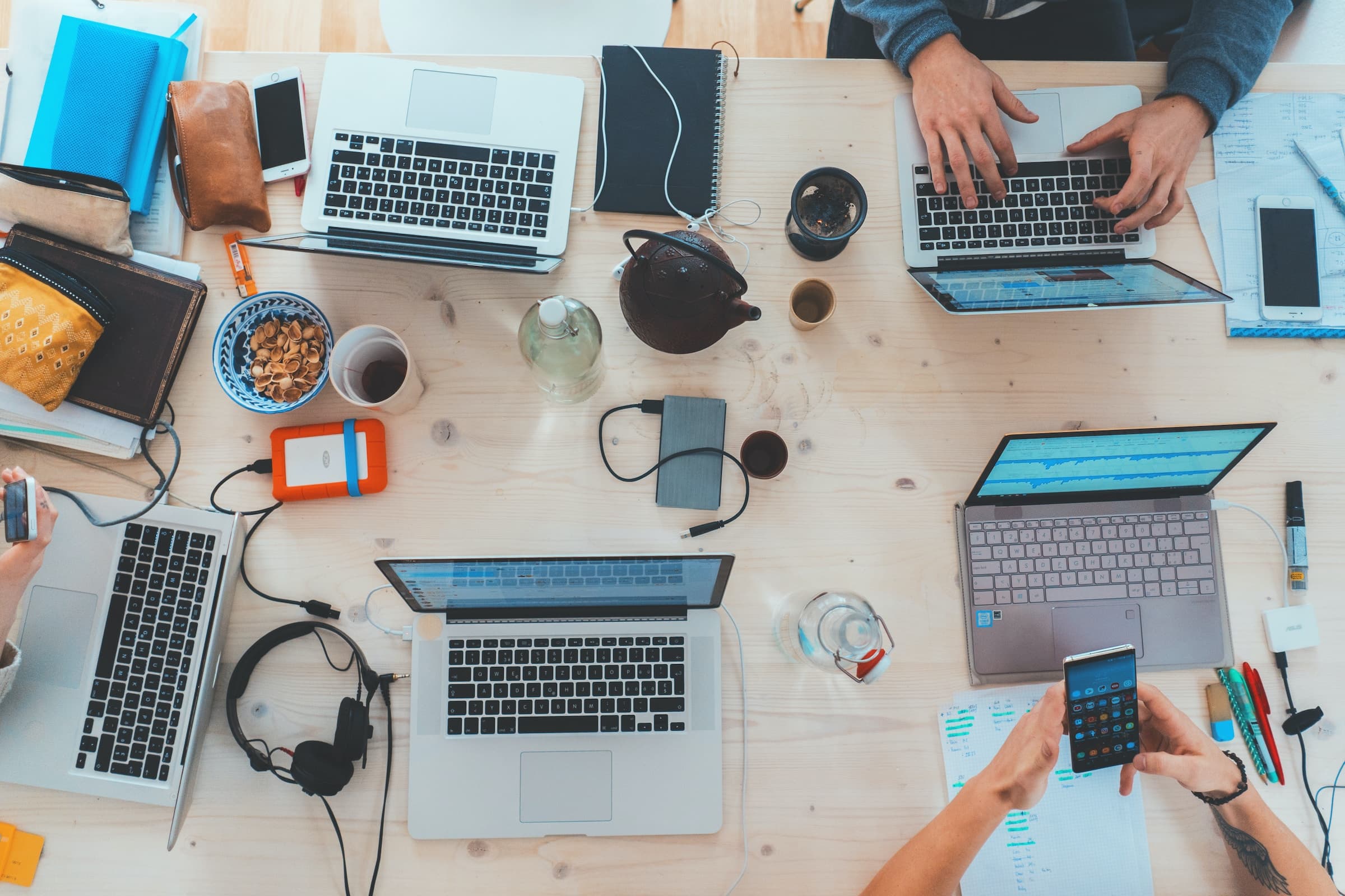 Plusieurs ordinateurs d'un équipe de développeurs